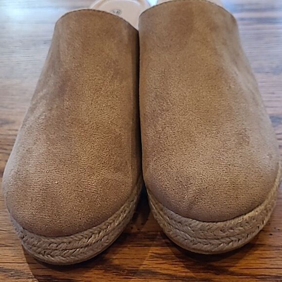 EU 38 tan NWOT faux suade mules with 2.5" platform wedge heels - Picture 2 of 7